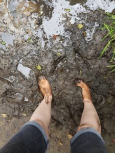 blote voetenpad voeten in de modder