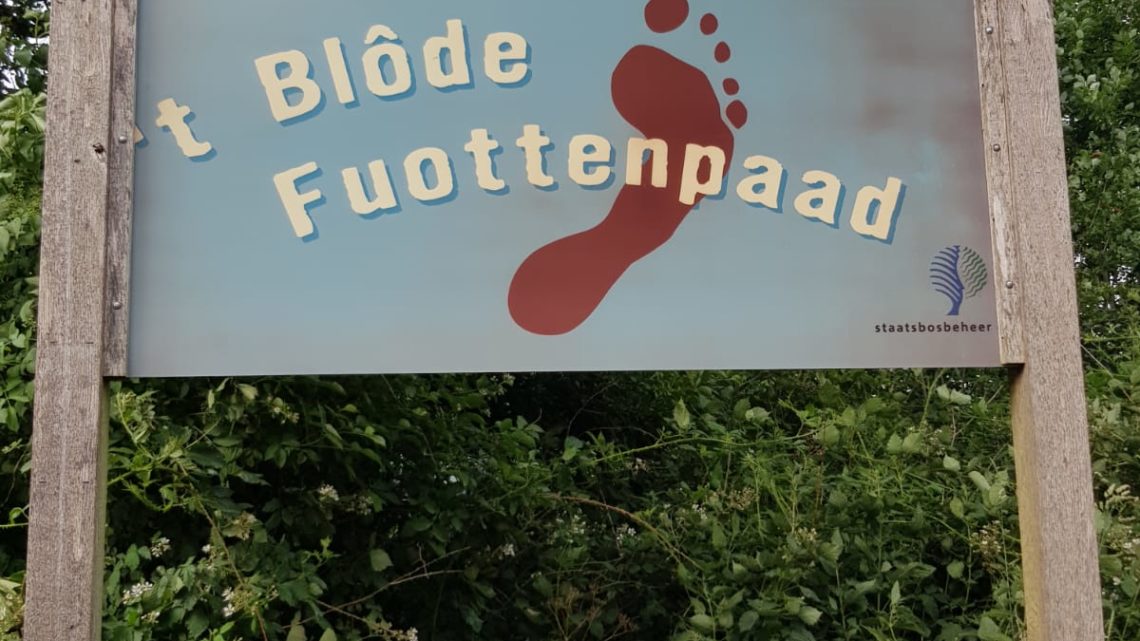 Blote voetenpad in Opende