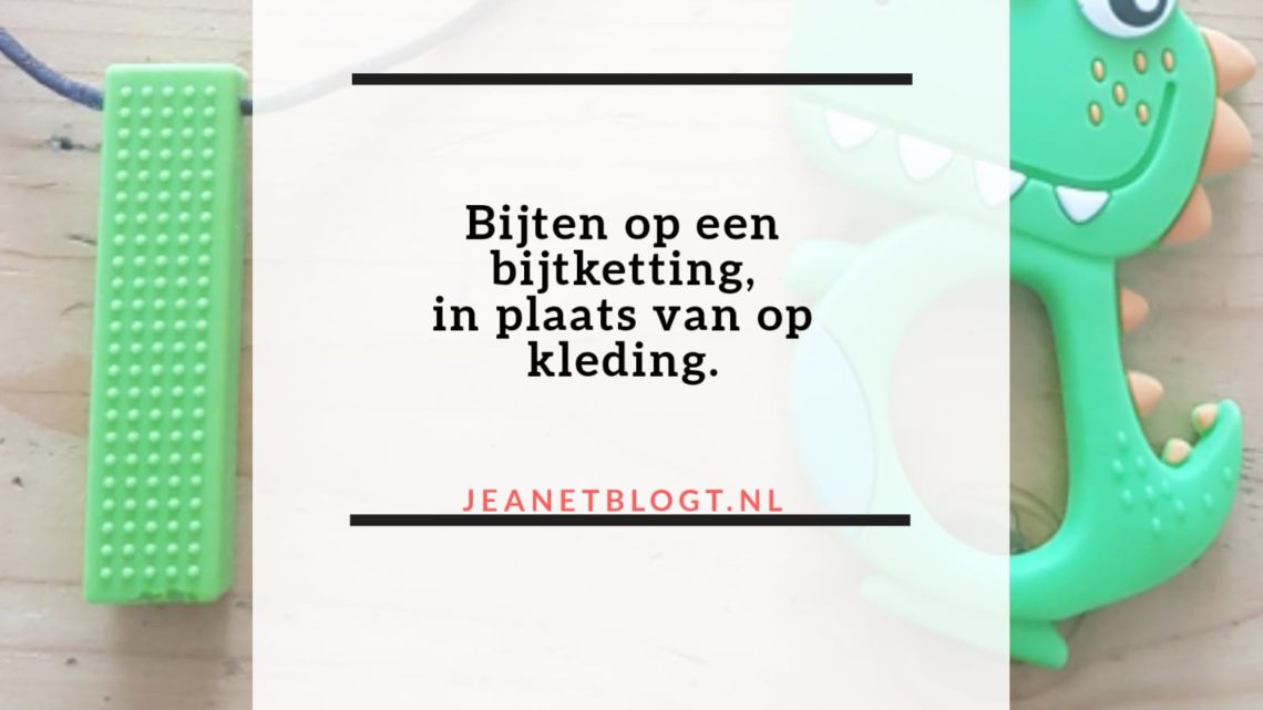 Bijten op een bijtketting in plaats van kleding.